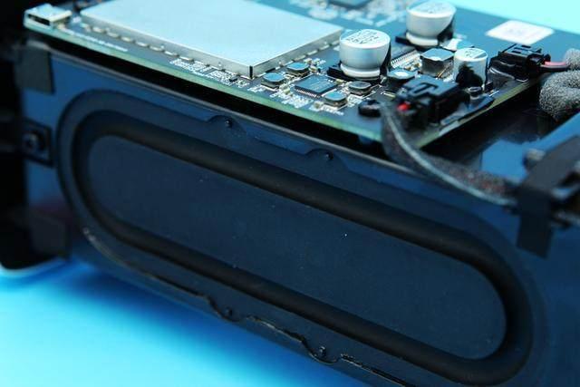 今天给大家看看小爱同学的内部拆解详情